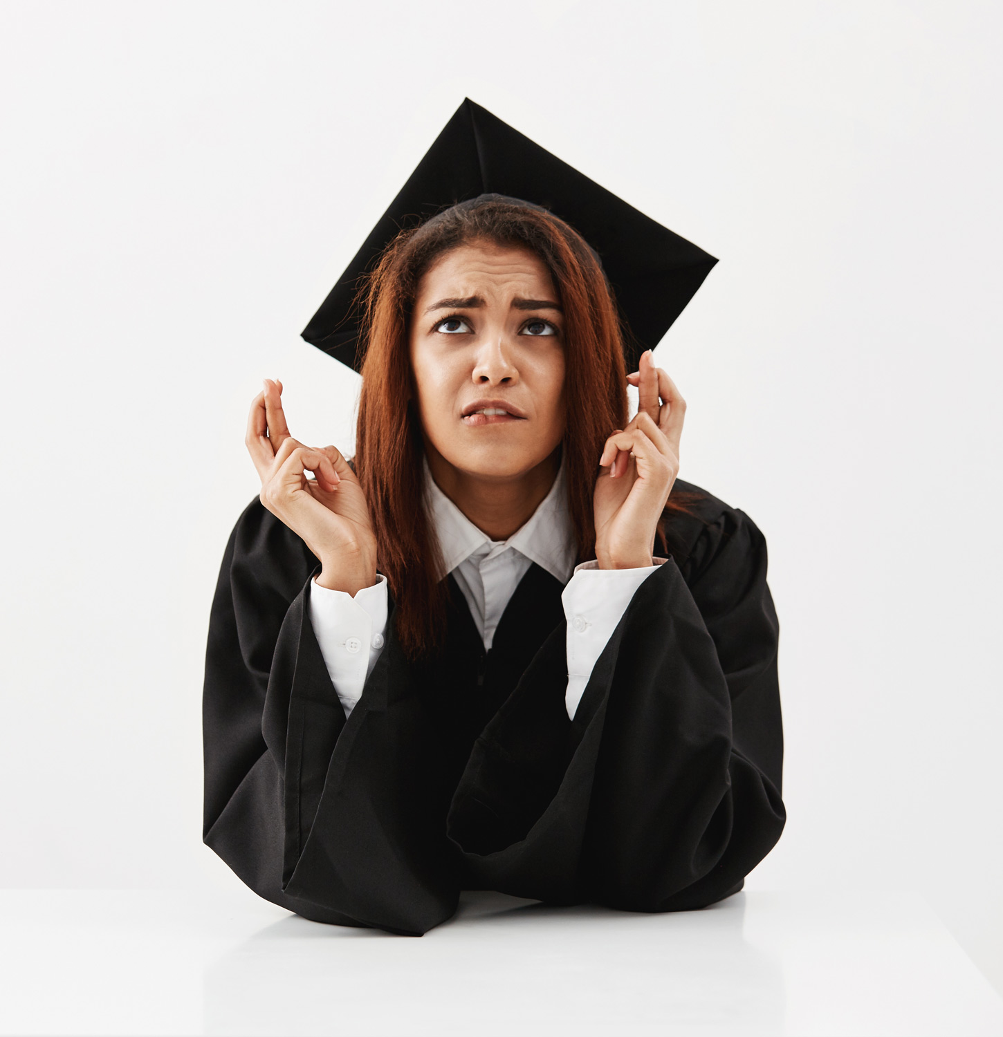 Estudiante preocupado o detalle de diploma